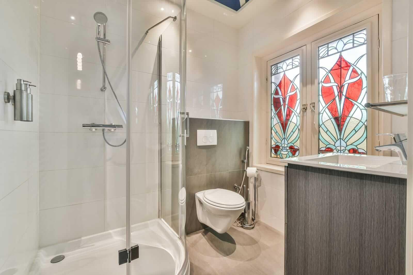 התקנת אמנות קיר בחדר האמבטיה