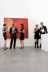 אנשים צופים באומנות קיר